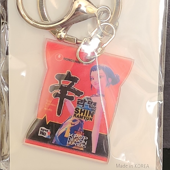 Red Shin Ramyun Keychain - Picture 4 of 4